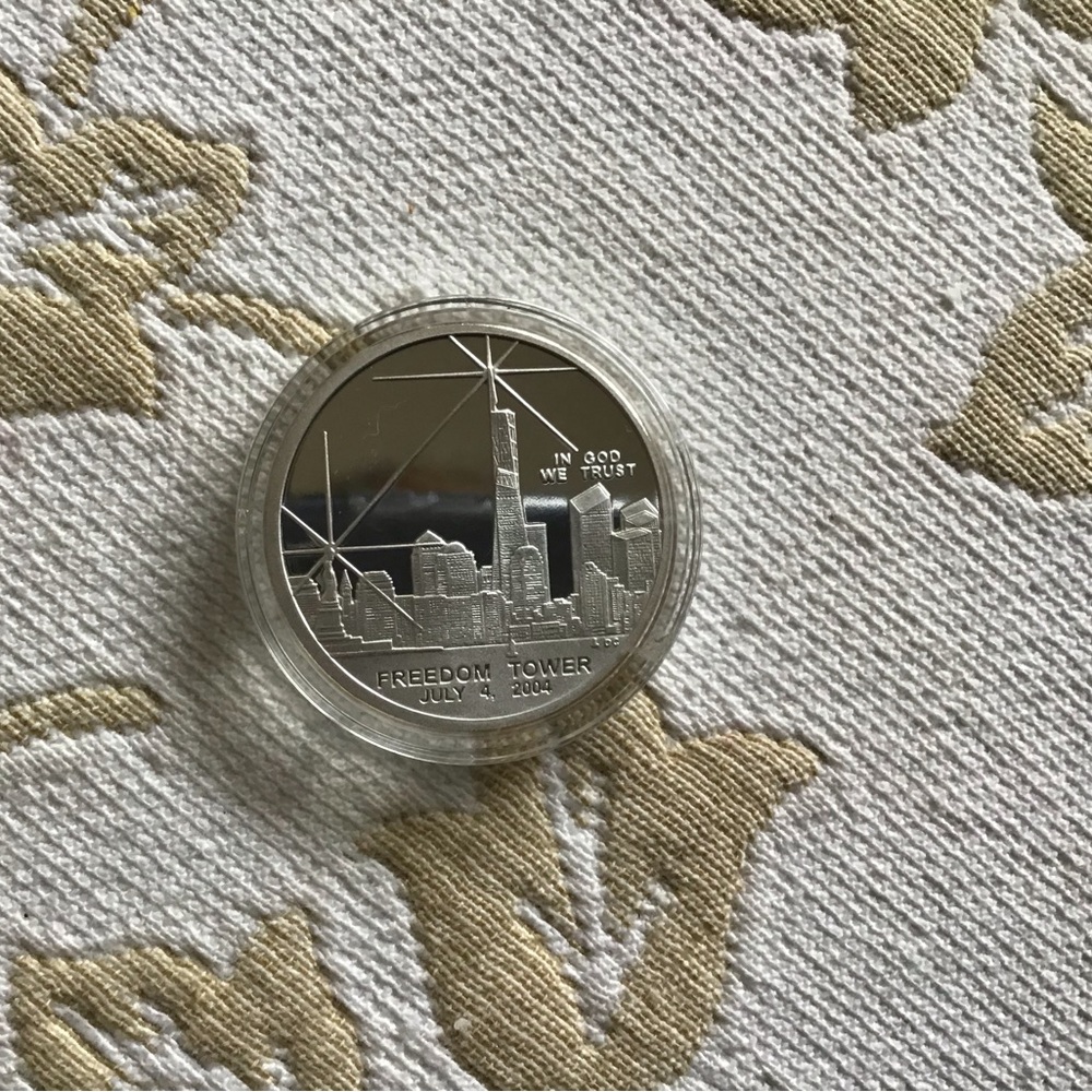 Silver Commemorative Coin with Skyline Design - Picture 5 of 6
